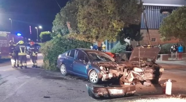 Córdoba: un hombre murió tras chocar contra un árbol y otro vehículo en Río Cuarto