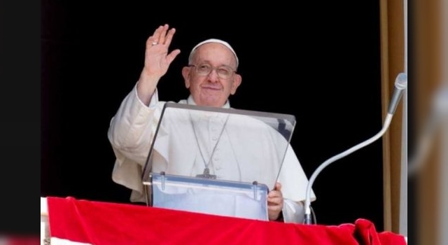 El Papa abre la posibilidad limitada de bendecir parejas del mismo sexo