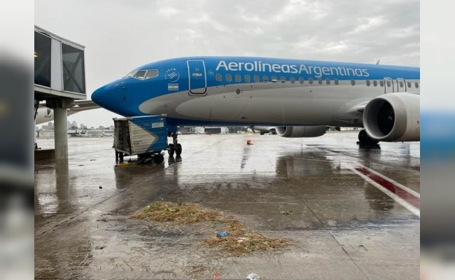 Aerolíneas Argentinas debió cancelar más de 100 vuelos por el temporal