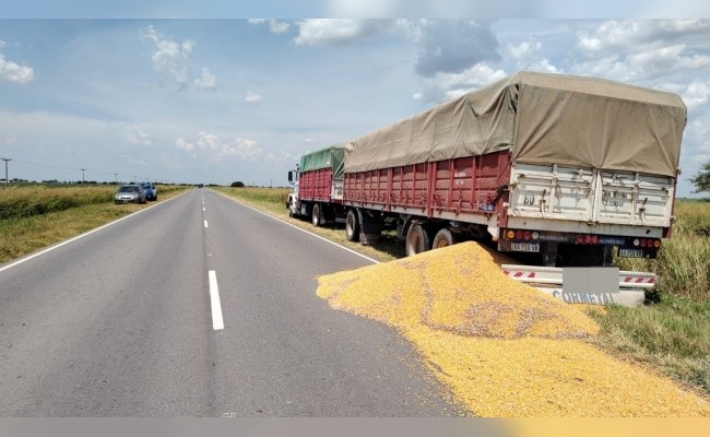 Corte de ruta por derrame de cereales