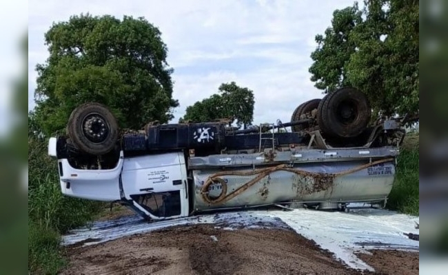 Camión volcó en zona rural de Morteros