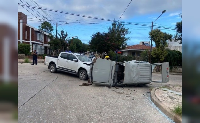 Impactante vuelco en Villa Carlos Paz: uno de los conductores resultó herido