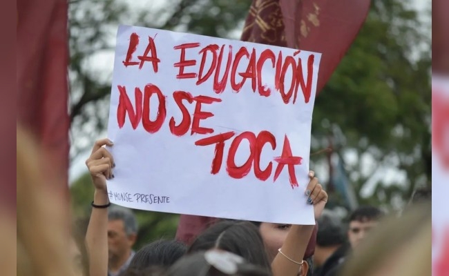 Histórica movilización en Córdoba: una multitud marchó por la educación pública y en contra del ajuste presupuestario de Milei