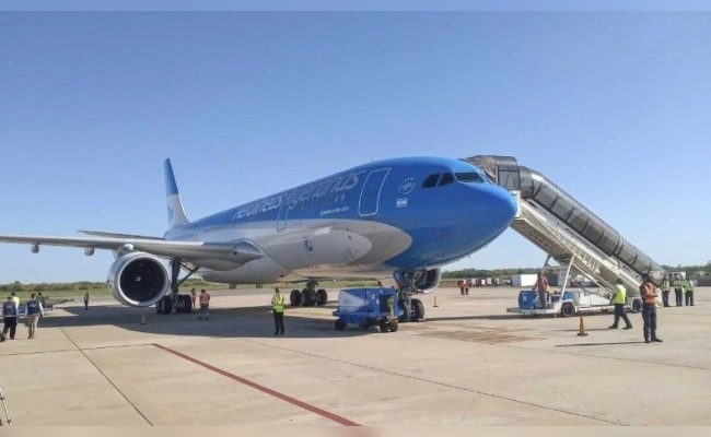 Aerolíneas Argentinas advirtió que los vuelos de este lunes podrían cambiar de horario