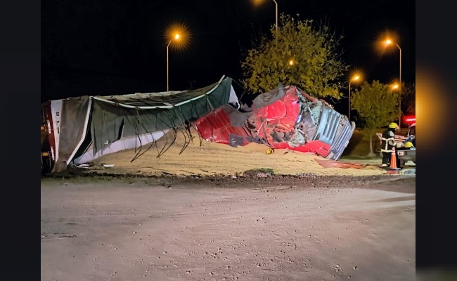 Volcó el camión que conducía y quedó atrapado en la cabina