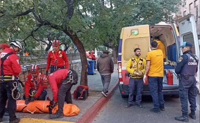 Bomberos rescataron a un hombre que cayó a la Cañada tras desvanecerse mientras estaba sentado