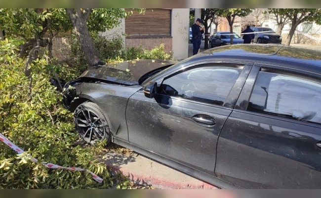 Un joven automovilista chocó y mató a un motociclista y al intentar huir se estrelló contra un árbol