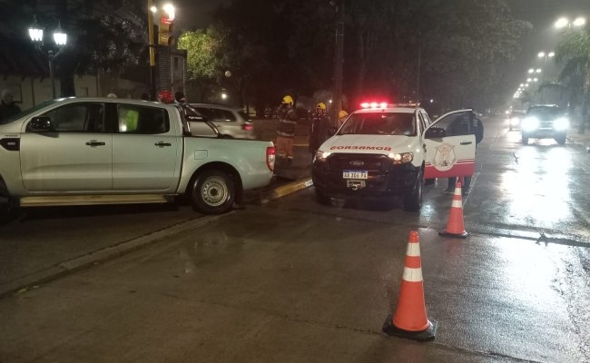 Esquivó a un motociclista y terminó su recorrido en una alcantarilla