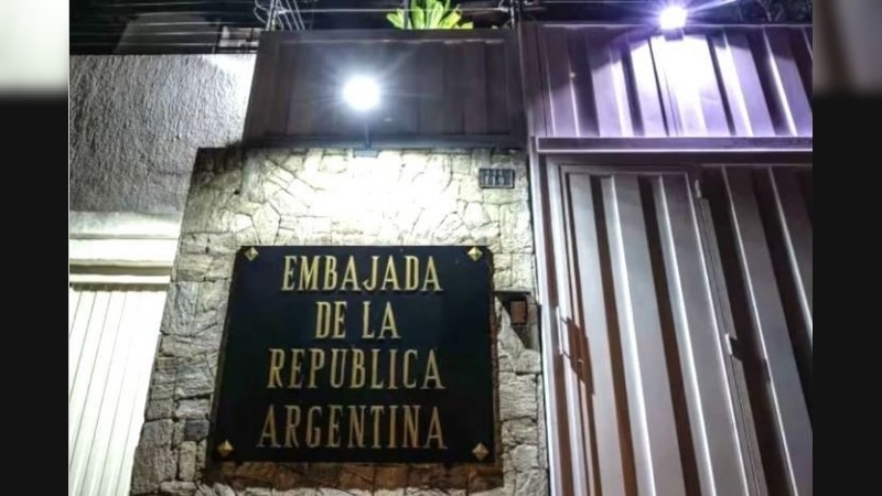 Opositores refugiados en la Embajada de Argentina en Caracas denuncian la presencia de agentes de Maduro