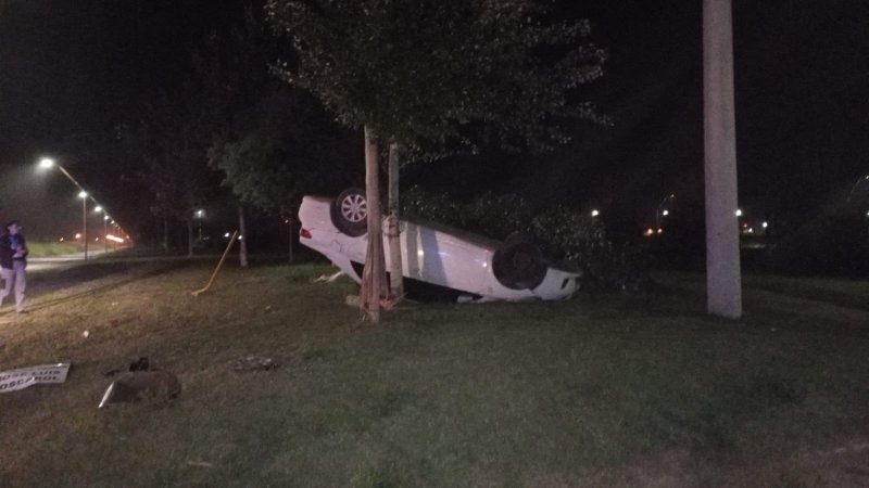 Accidente con vuelco en barrio Palmares 4