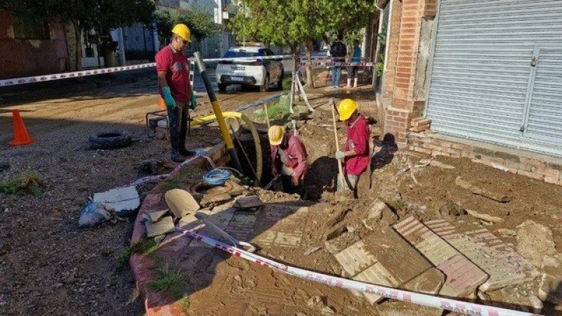 Solo en Córdoba: semáforos "sumergibles", a prueba de caños reventados