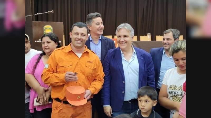 Llaryora visitó Morteros y Brinkmann y entregó aportes a municipios e instituciones