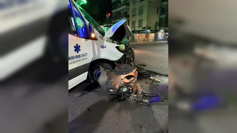 Choque entre una ambulancia y un colectivo: 7 heridos