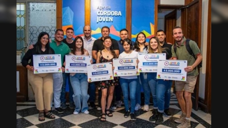 Jóvenes emprendedores de Córdoba reciben créditos para impulsar sus proyectos