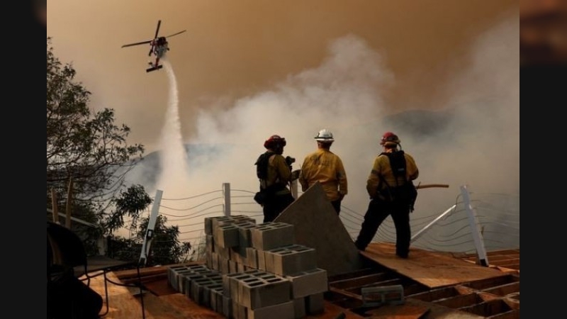 Los Ángeles sigue bajo el azote de incendios devastadores: 11 muertos, 150 mil evacuados y 15 mil hectáreas quemadas