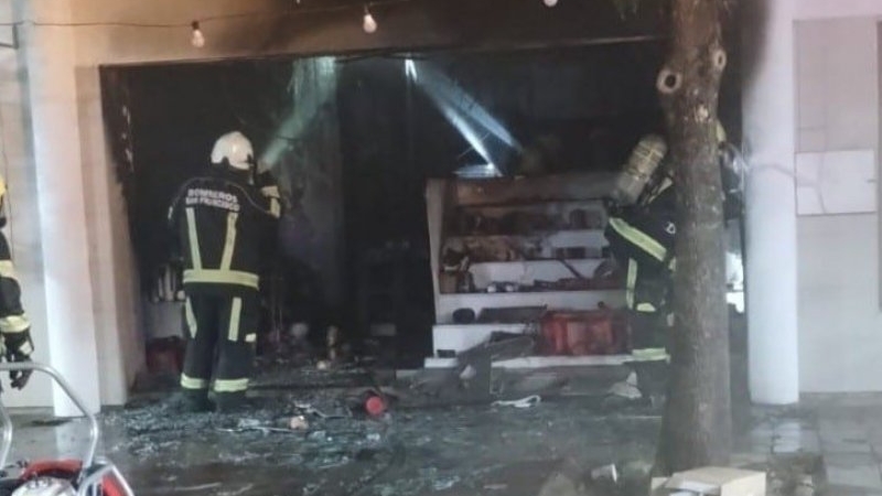 Incendio destruyó una perfumería en calle Iturraspe