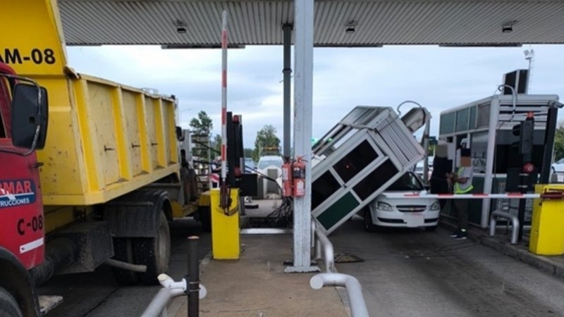 Accidente en Córdoba: una cabina de peaje cayó sobre un auto