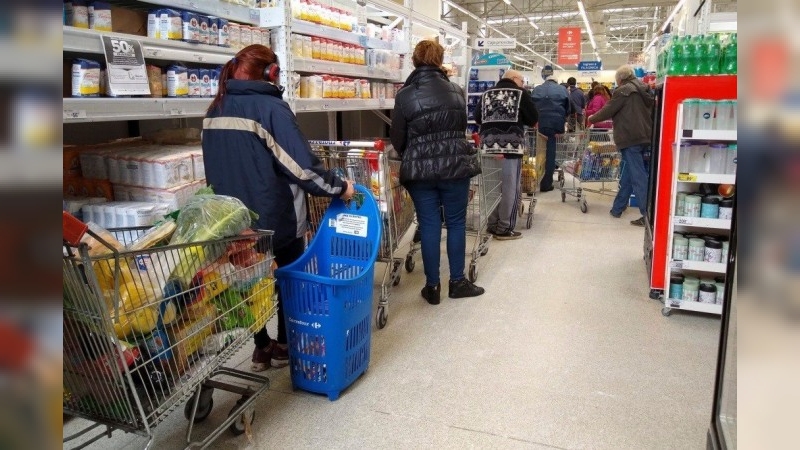 Aseguran que en el último año mejoró el poder de compra de alimentos esenciales de la canasta básica