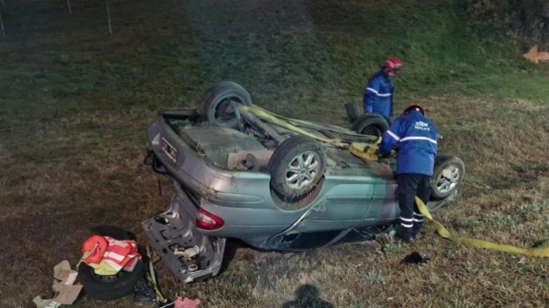 Volvía de trabajar, se durmió y volcó con su vehículo en Córdoba