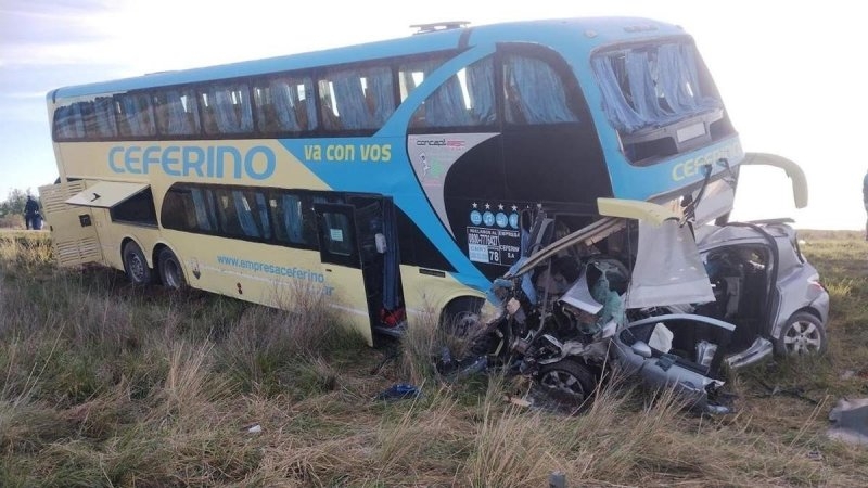Un muerto tras un accidente entre un micro de larga distancia, una camioneta y un auto en la ruta 3