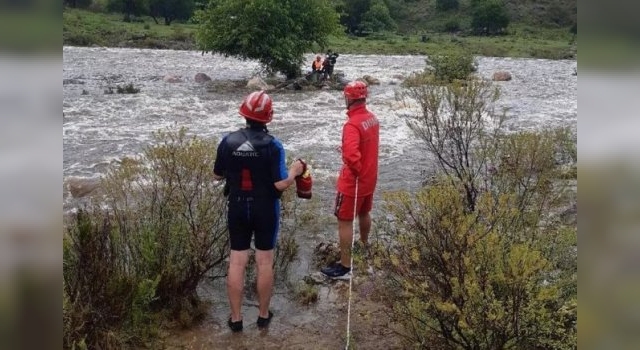 Rescatan a dos personas atrapadas por la creciente del río San Antonio