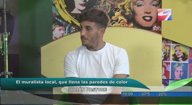 Julián Pastore, el muralista local, que llena las paredes de color