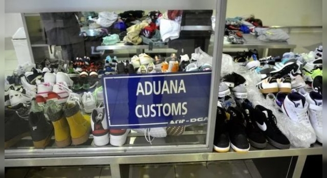 La Aduana secuestró 100 pares de zapatillas a un viajero que quiso ingresarlas en su equipaje personal