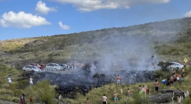 Indignante: quisieron prender fuego para un asado y terminaron incendiando un terreno en Copina