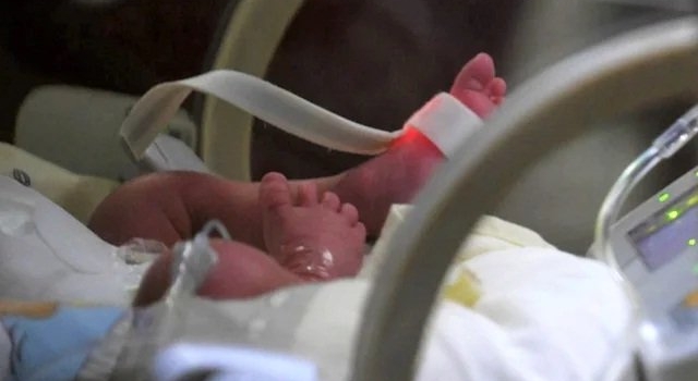 Encontró y salvó a una bebé recién nacida abandonada en Córdoba