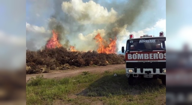 Incendio en Capilla del Monte: trabajan seis dotaciones de bomberos