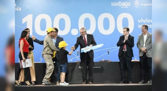 Alberto Fernández entregó la vivienda 100 mil construida durante su gestión