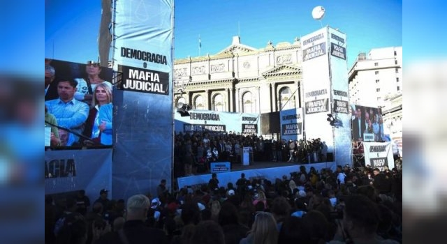 Masiva concentración frente a Tribunales en rechazo a la "proscripción" de CFK