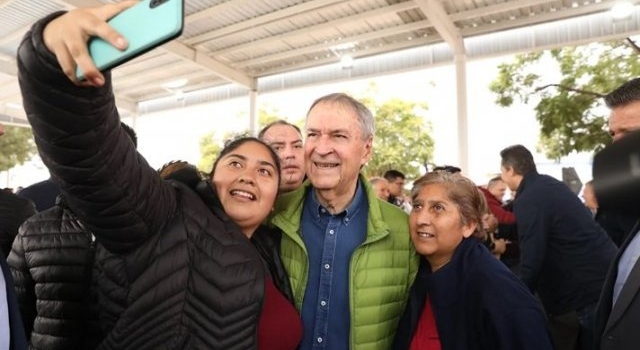 El candidato a presidente Schiaretti inuguró el nuevo polideportivo en Arroyito