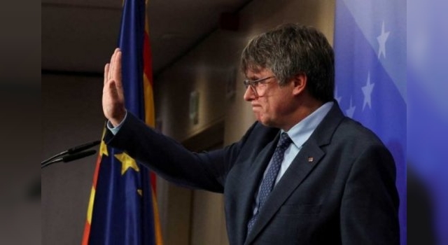 Piden la renuncia de la vicepresidenta de España tras reunirse con Puigdemont