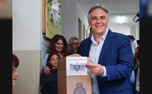 Llaryora votó y recordó que "estamos eligiendo el futuro de nuestro país"