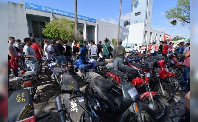 El municipio llevó a cabo un nuevo remate de motos y autos