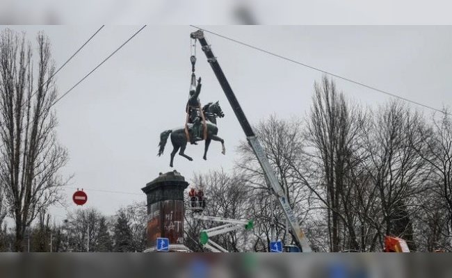 Ucrania comenzó a retirar monumentos de la era soviética