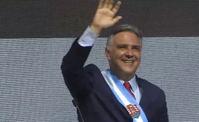 Llaryora recibió los atributos de mando de Schiaretti y es el nuevo gobernador