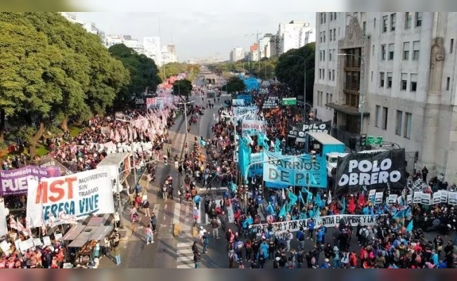 El Gobierno lanzó un protocolo anti-piquetes que incluye sanciones para quienes corten calles y financien las protestas