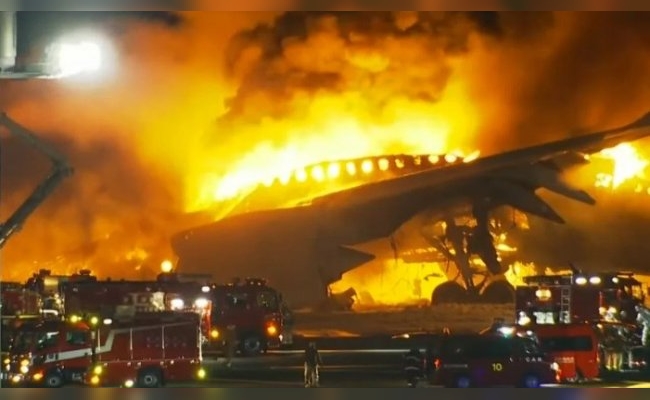 Temible incendio de un avión en Tokio con 300 pasajeros