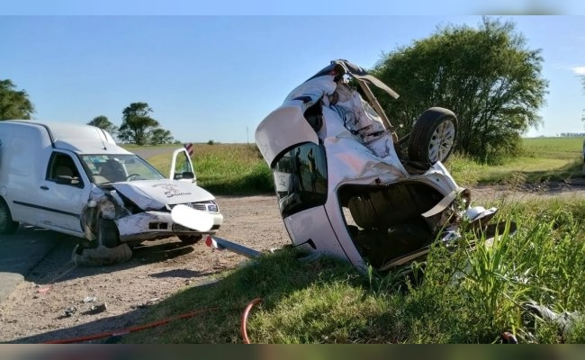 Impresionante accidente dejó a un auto incrustado de punta en la banquina