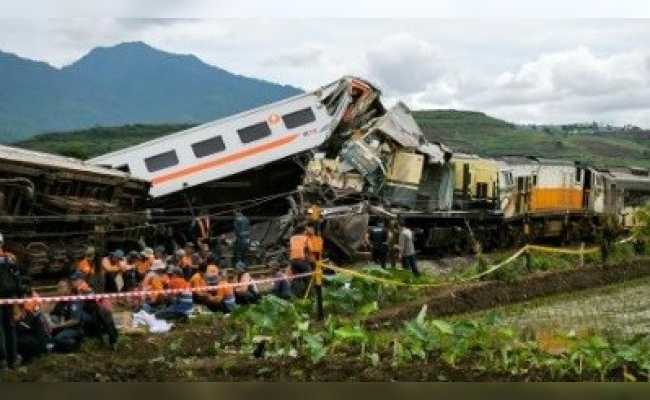 Tres muertos y 28 heridos por choque de trenes en Indonesia