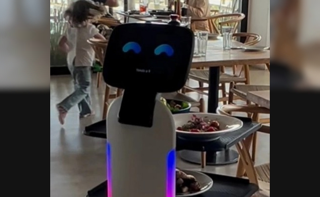 El primer mozo robot de USD 20.000 ya "trabaja" en Punta del Este