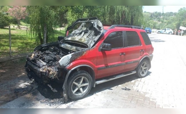 Córdoba: iba manejando su auto, se le prendió fuego el motor y pudo bajar a tiempo