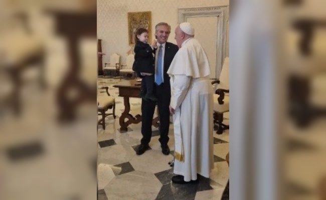 El papa Francisco recibió a Alberto Fernández y a su hijo en Roma