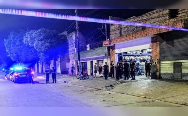 Rosario: asesinaron a un hombre frente a una gomería y habrían dejado otro mensaje mafioso para Pullaro