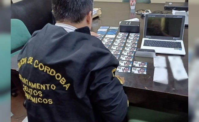 Adulteraban tarjetas, sacaban plata de los cajeros e hicieron un fraude millonario