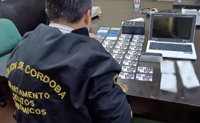 Adulteraban tarjetas, sacaban plata de los cajeros e hicieron un fraude millonario