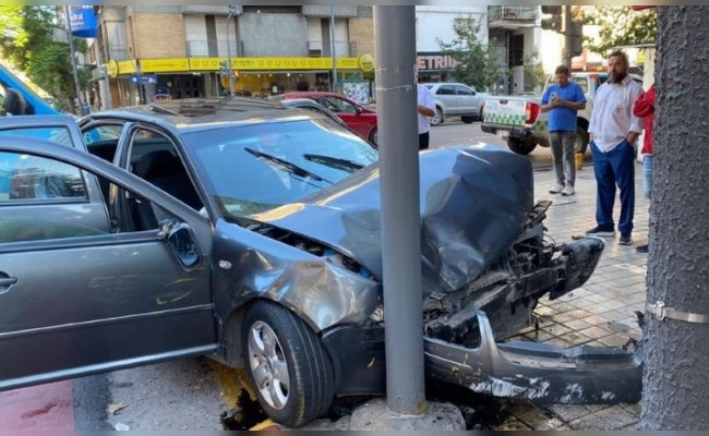 Iba borracho, cruzó en rojo, chocó a un taxi y se estrelló contra un semáforo