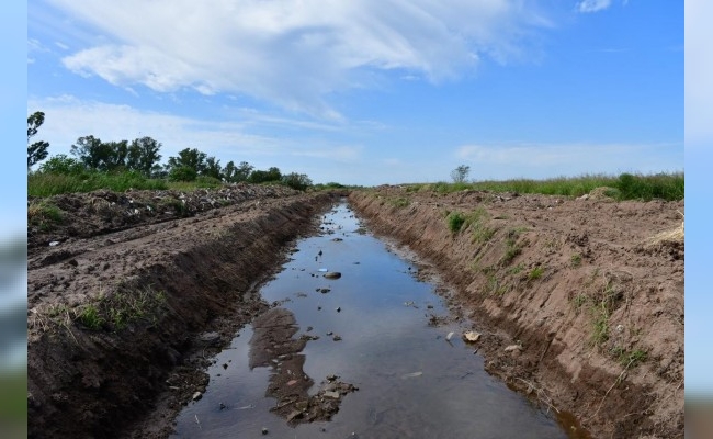 El municipio junto a la provincia realizan la limpieza de canales de desagües pluviales